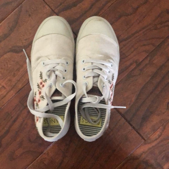 Bangs shoes. Cream colored flower detailing on sides. Women’s 5 or men’s 3.5 - Picture 2 of 5
